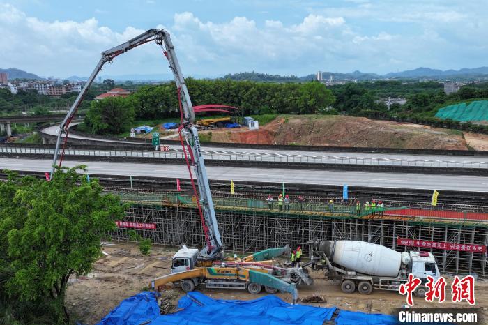 汕梅高速改扩建玉湖互通潭岭跨线桥首联连续梁成功浇筑